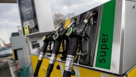 Benzina, è corsa al pieno: prezzi mai così bassi da ottobre 2021