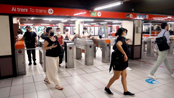 Biglietti usati della metro rivenduti dai “bagarini”: il caso