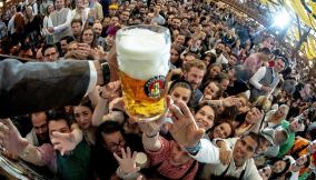 Oktoberfest, è crisi col caro birra: quanto costa un boccale