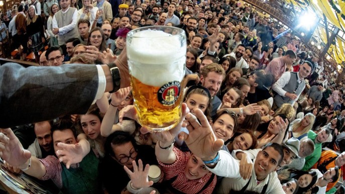 Oktoberfest, è crisi col caro birra: quanto costa un boccale