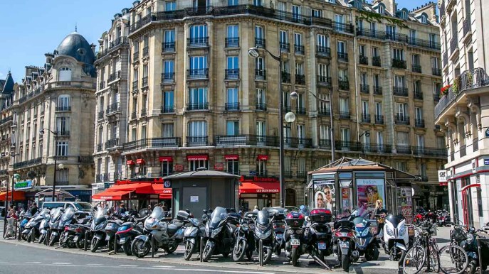 Rivoluzione a Parigi: anche le moto ora pagano il parcheggio