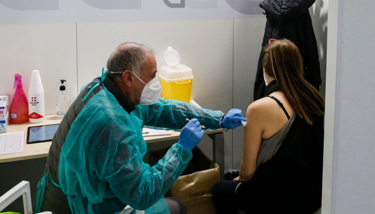 Covid, ok in Italia ai vaccini bivalenti: chi li deve fare e quando