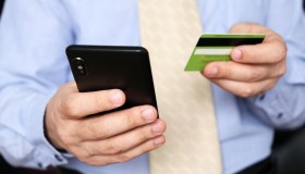 Sembra un’offerta di lavoro ma è una truffa: attenti al finto sms