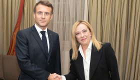 Disgelo Meloni-Macron a Bruxelles. Sì al nucleare in cambio di aiuto sui migranti