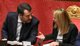 Meloni impantanata nel MES, Salvini gongola. Il dopo Berlusconi è già iniziato