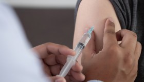 Covid, allerta alta per una nuova ondata: chi è più a rischio