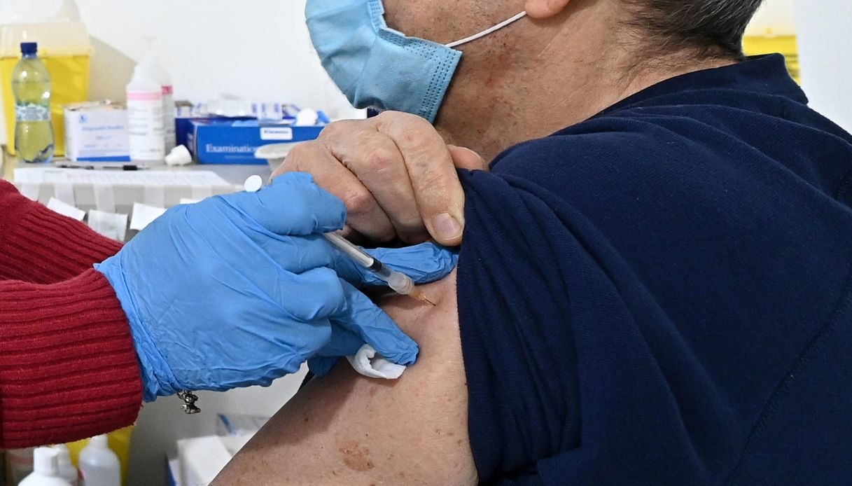 Oggi chi si ammala e muore di Covid? Chi dovrebbe fare la quarta dose