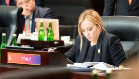 Meloni porta la figlia al G20, scoppia la polemica
