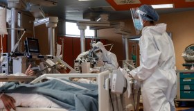 Stop obbligo vaccinale, bufera sui medici no vax reintegrati: pazienti fragili a rischio