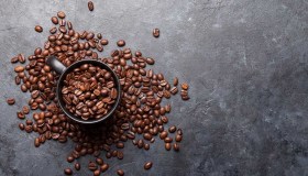 Usare gli scarti di caffè come fertilizzante, un esempio di economia circolare