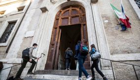 Studenti entrano a scuola