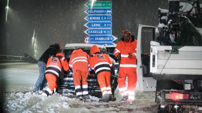 Maltempo, nuova allerta meteo in 8 regioni. Piemonte impazzito per la neve: una vittima