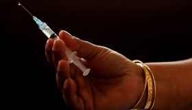 Donna punta con siringa per strada: scatta allarme needle spiking