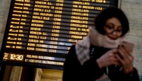 Sciopero generale, trasporti fermi il 2 dicembre: i treni soppressi e garantiti di Trenitalia, Italo e Trenord