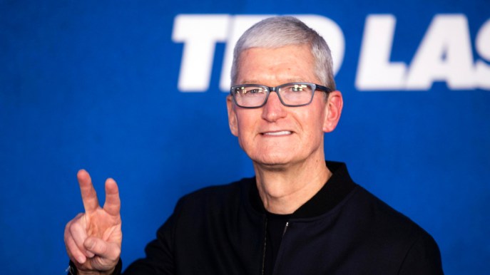 Apple in crisi, Tim Cook si taglia lo stipendio: quanto guadagna