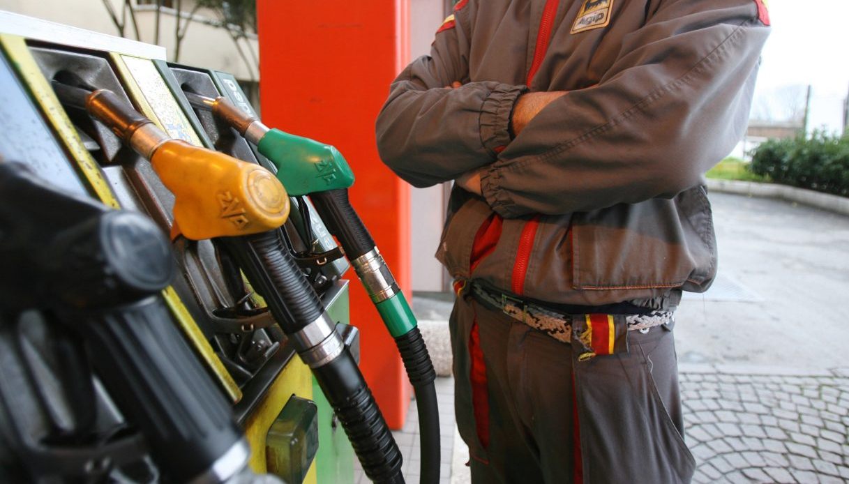 Gasolina e diesel seguem em alta, distribuidoras confirmam greve