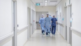 Ospedali al collasso: la nuova emergenza tra Covid e influenza