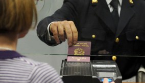 Caos passaporti, migliaia di disdette e danni per milioni: cosa succede