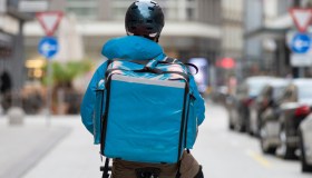 Delivery, accordo UE sullo status dei rider: sono dipendenti