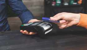 Pagare con carta: come scegliere quella giusta per gli acquisti online e in negozio