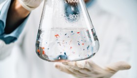 Allerta per le microplastiche, il nemico invisibile nell’acqua di casa