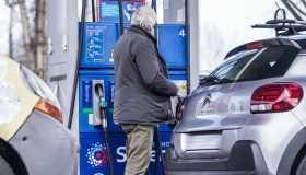 Prezzi ribaltati alla pompa di benzina: cala il diesel