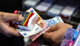 Dal 15 febbraio scatta l’aumento delle sigarette: ecco i nuovi prezzi per ogni marca