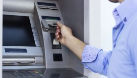 Come versare un assegno al bancomat: la guida