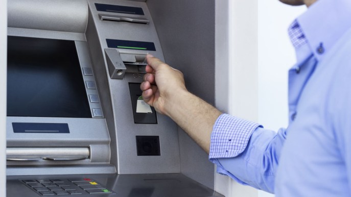 Come versare un assegno al bancomat: la guida