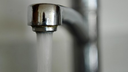 Sale la bolletta dell’acqua: le cifre e come risparmiare