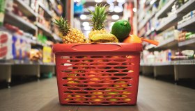 Stangata al supermercato, perché vola il prezzo della frutta