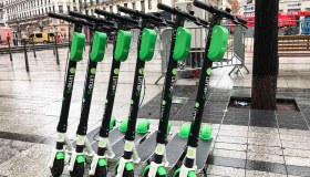 Rivoluzione a Parigi, un referendum boccia i monopattini a noleggio