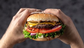 Bovino, vegetale o coltivato: qual è l’impatto sul clima di un hamburger