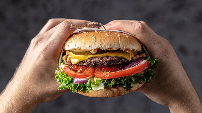 Bovino, vegetale o coltivato: qual è l’impatto sul clima di un hamburger