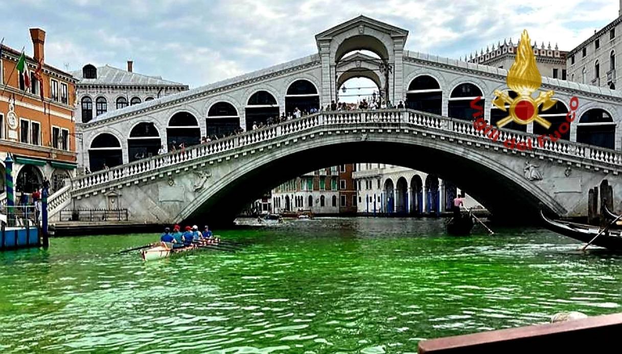 Venezia, perché il Canal Grande è diventato verde