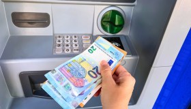 Clamoroso errore al bancomat, la banca può punire i clienti