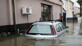 Auto sommersa durante l'alluvione