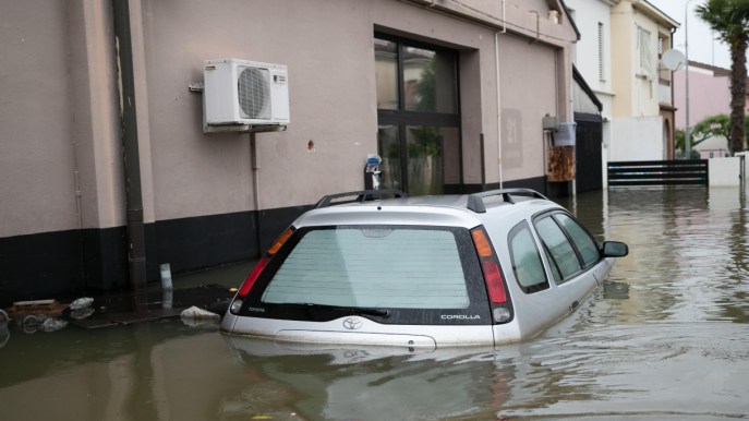 Alluvione, auto elettriche e ibride messe in quarantena