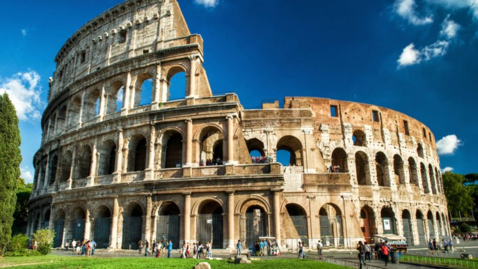Colosseo danneggiato da turista, in arrivo maxi multa