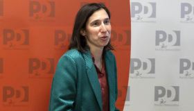 Il Pd chiama il M5s: il piano di Schlein e l’addio di Renzi