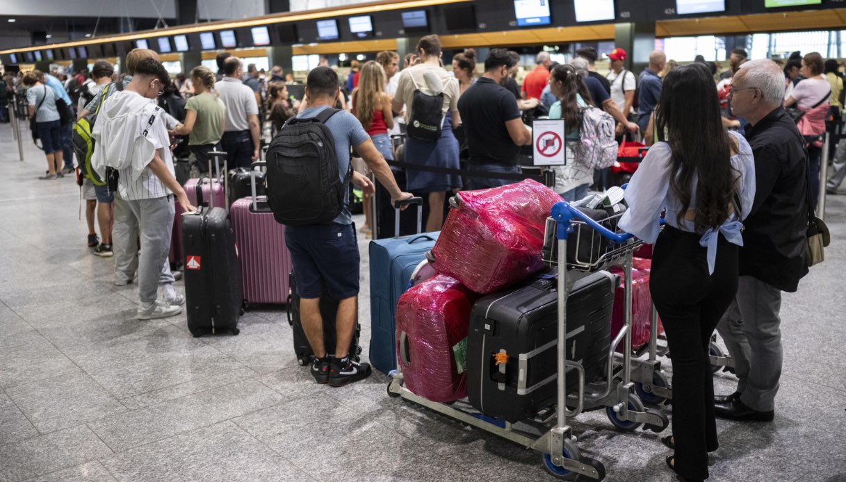 Vacanze a rischio, 1700 voli cancellati: trema anche l’Italia