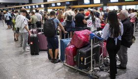 Vacanze a rischio, 1700 voli cancellati: trema anche l’Italia