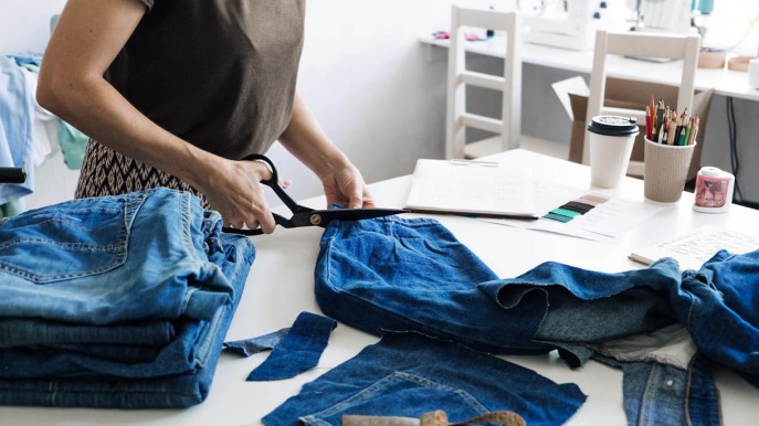 La Francia introduce un bonus per riparare i vestiti al posto di buttarli