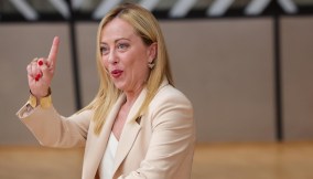 Smart e settimana corta per inquinare meno: il piano Meloni