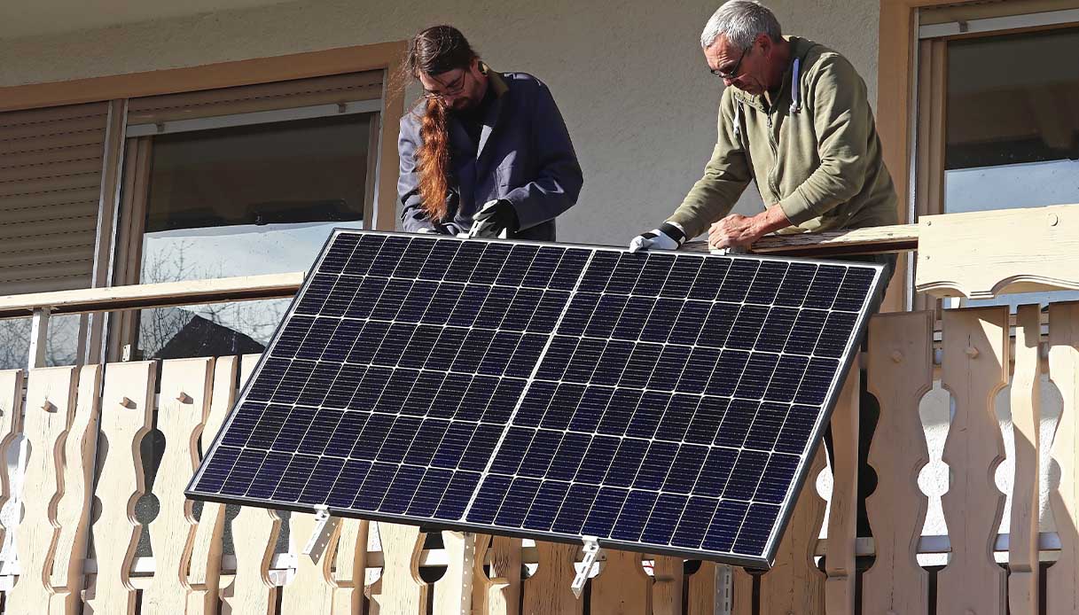 Fotovoltaico da balcone, stoccare l'energia con batterie delle e-bike