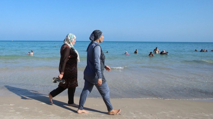 Polemica in spiaggia: i sindaci contro il burkini delle musulmane