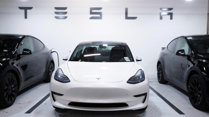 Tesla “craccata”, i pacchetti a pagamento ora sono gratis