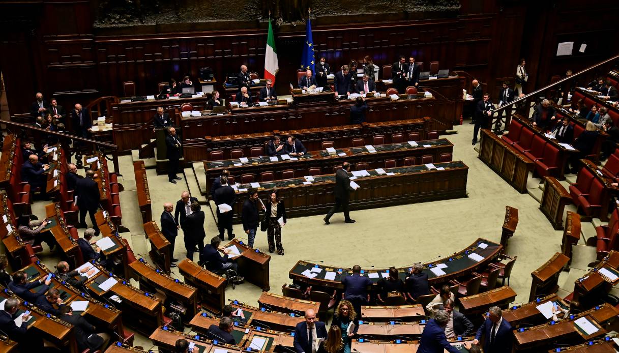 Dress code alla Camera: i divieti fanno infuriare i deputati