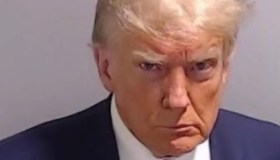 Trump, arresto lampo: la foto segnaletica diventa gadget elettorale