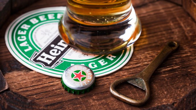 Heineken lascia la Russia: birrifici venduti a un euro